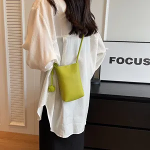 Sac bandoulière minimaliste tendance en cuir synthétique souple pour femme au quotidien.