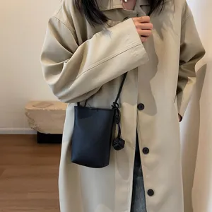 Mini sac bandoulière en cuir noir tendance avec détail de nœud chic pour look quotidien.