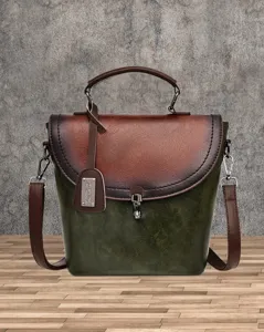Vista dettagliata della borsa a tracolla retro bicolore da donna con chiusura metallica.