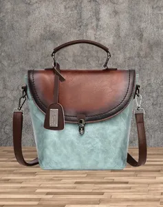 Dettaglio borsa a tracolla retro bicolore, borsa crossbody in ecopelle vintage con chiusura.