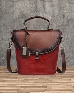 Dettaglio ravvicinato della borsa a tracolla in pelle PU sfumata retrò con chiusura.