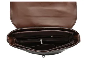 Vista dettaglio interno borsa tracolla donna con scomparti multipli tasche zip fodera.
