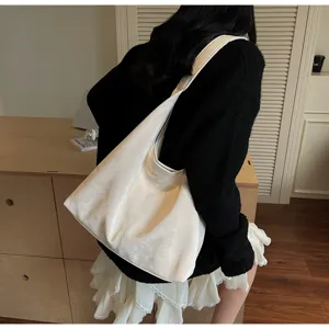 Sac à épaule beige élégant et minimaliste pour femme, grande capacité fourre-tout quotidien.