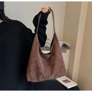 Vue détaillée du sac porté épaule hobo marron vintage au style souple et texture douce.