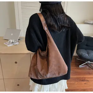 Grand sac porte-epaule souple et retro pour femmes, sac cabas de grande capacite marron.