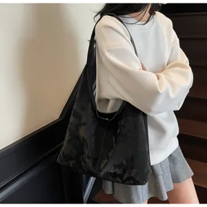 Sac porté épaule noir souple pour femme, grand cabas rétro style vintage pour le quotidien.