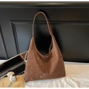 Vue détaillée du grand sac porté épaule marron vintage, design cabas slouchy élégant.