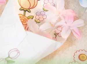 Disparo detallado del libro de pegatinas de organza floral, bonitos adhesivos botánicos.