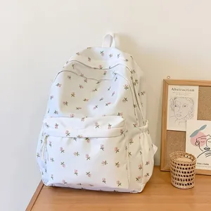 Gedetailleerd aanzicht van een Japanse witte rugzak met roze bloemen, schattige schooltas voor studenten.