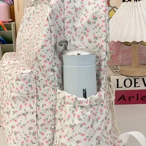 Charmant bloemen rugzak zijvak detail met schattig roze patroon voor dagelijks uit.