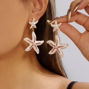 Schicke Sommer Strand Seestern Emaille Ohrringe mit funkelnden pinken Kristallen.