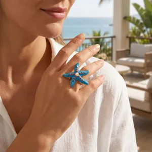 Nahaufnahme Detail eines atemberaubenden blauen Emaille-Seesternrings mit funkelnden Edelsteinen.