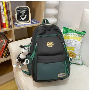 Casual zwart-groene rugzak voor studenten, minimalistische grote schooltas met een leuke hanger.