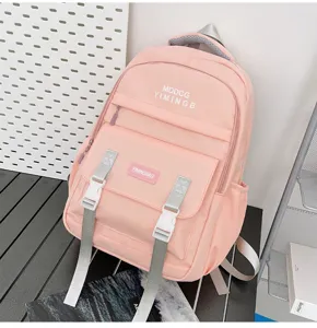 Dettaglio zaino casual rosa per studenti con tasca frontale e cinghie con fibbia resistenti.
