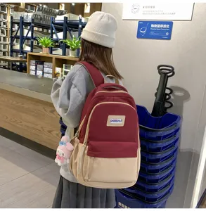 Zaino bicolore casual in primo piano, elegante borsa scolastica di grande capacità.