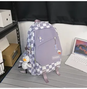 Zaino scolastico a quadretti viola con tasca frontale e grazioso ciondolo anatra in peluche