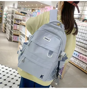 Mochila escolar casual azul claro de gran capacidad para el uso diario de los estudiantes.