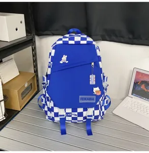 Zaino a scacchi blu e bianco grande capacità borsa scolastica per studenti casual con patch carini.