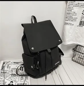 Detailansicht des schwarzen Mehrfachtaschen-Rucksacks mit Überschlag und Kordelzug.