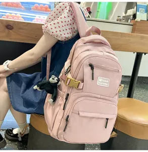 Ροζ σχολική τσάντα μεγάλης χωρητικότητας με πολλαπλές θήκες με φερμουάρ και κρεμαστό.