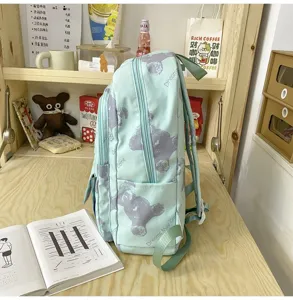 Detailansicht des hellgrünen Rucksacks aus Canvas mit süßem Bärenmuster und vielen Fächern.