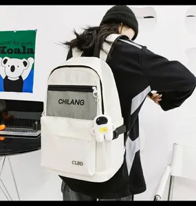 Detailansicht des Freizeitrucksacks in Weiß mit Netztasche und Astronautenanhänger.