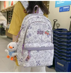 Stijlvolle en grote schoolrugzak met unieke graffitiprint en erg schattige hangers.