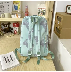 Detailansicht des hellgrünen Freizeitrucksacks mit Bärenmuster und seitlicher Reißverschlusstasche.