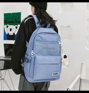 Detailansicht des lässigen blauen Rucksacks mit Netztasche vorne und süßem Anhänger.