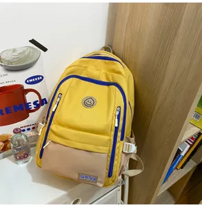 Detailansicht des lässigen Schülerrucksacks in Gelb und Beige mit praktischen Taschen.