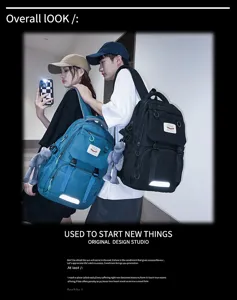 Detailansicht des stilvollen koreanischen Campus-Rucksacks mit Plüsch-Anhänger für Studenten.