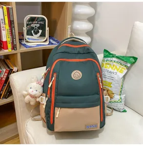 Detailansicht des lässigen zweifarbigen Rucksacks mit Vordertaschen und Plüsch-Häschen.