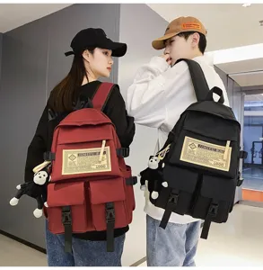 Detailansicht des Nylon-Schulrucksacks mit grossem Fassungsvermögen und niedlichem Affenanhänger.