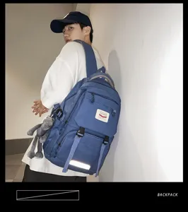 Detailansicht des lässigen blauen Rucksacks mit großem Fassungsvermögen und Plüschanhänger.