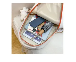 Innendetail des großen Freizeitrucksacks mit geräumigem Stauraum für den täglichen Bedarf.