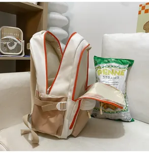 Lässiger Stoffrucksack in Weiß und Beige mit orangefarbenen Reißverschlüssen und Fächern.