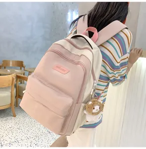 Dettaglio di un elegante zaino per studenti bicolore in rosa e beige, dotato di comode spalline.