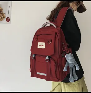 Detailansicht des roten Rucksacks mit großem Fassungsvermögen und niedlichem Plüschtier.