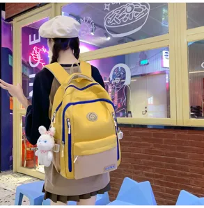 Detailansicht des lässigen Rucksacks für Studenten in Gelb und Khaki mit blauen Details.