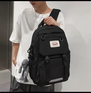 Detailansicht des schwarzen Canvas-Rucksacks, große Freizeitschultasche für den Alltag.