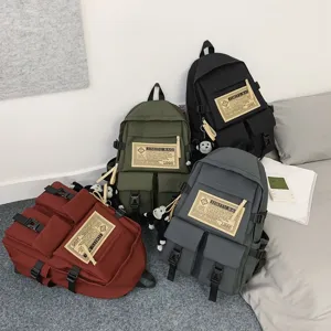 Nylon Schulrucksack mit grossem Taschenvolumen und Affenanhaenger fuer den taeglichen Schulgebrauch.