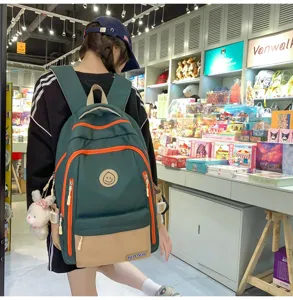 Freizeittauglicher großer Rucksack für Schüler in Grün und Beige mit orangen Reißverschlüssen.