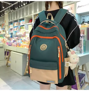 Details des stilvollen, großen Studentenrucksacks in Dunkelgrün mit orangefarbenen Reißverschlüssen.