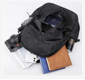 Détail de sac à dos de voyage décontracté en tissu oxford noir avec grand rangement intérieur.