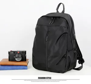 Vue détaillée du sac à dos d'affaires noir, tissu oxford durable, compartiment pour ordinateur.