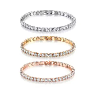 Detailansicht funkelnder einreihiger Diamant-Tennisarmbänder in drei klassischen Farben.
