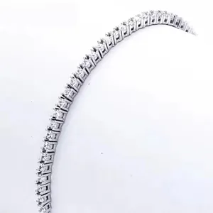 Detailaufnahme eines glitzernden einreihigen runden Zirkon Tennisarmbands auf weißem Grund.