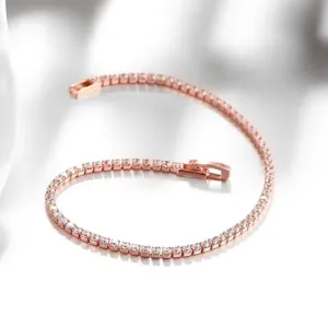 Nahaufnahme Detail des eleganten roségoldenen einreihigen Strass Tennisarmbands funkelnd.