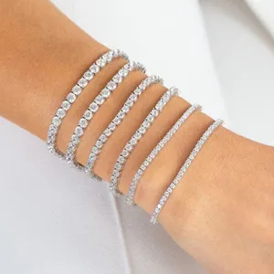 Stapelbares einreihiges Tennisarmband mit vollen Diamanten, eleganter runder Zirkonia Schmuck.