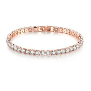 Nahaufnahme des glitzernden roségoldenen Tennisarmbands mit funkelnden runden Kristallsteinen.